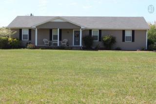 105 Biggs Rd, Cottontown, TN 37048-4634