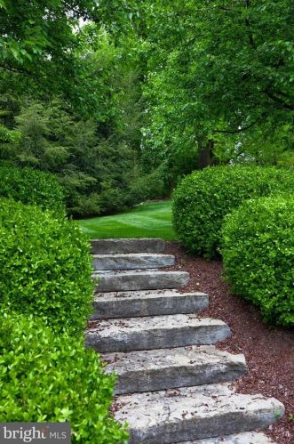 142 Bentley Ln, Lancaster PA  17603-6204 exterior