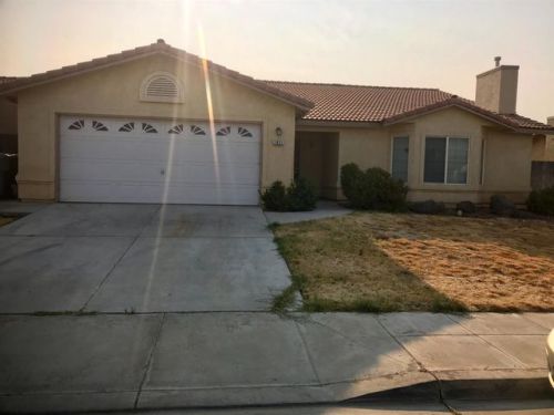 1821 Monroe Ave, Madera, CA 93638-1781