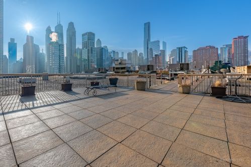111 Maple St, Chicago IL  60610-5401 exterior