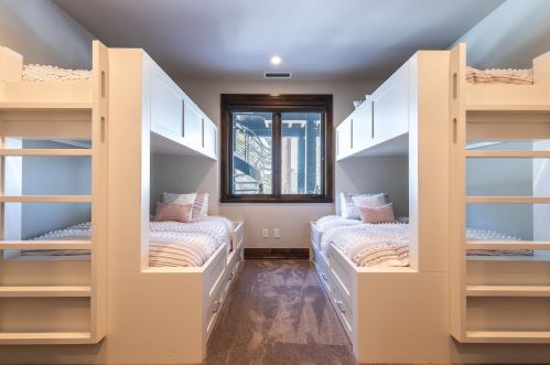 9513 Cloudcroft Ct, Truckee CA  96161-4314 exterior