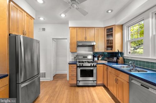 800 Easley St, Silver Spring MD 20910-4587 exterior