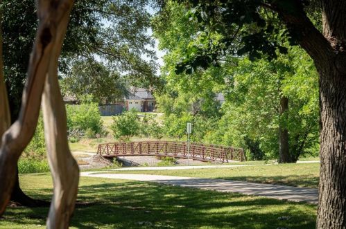 1917 Middle Gln Dr, Carrollton TX 75007-2418 exterior