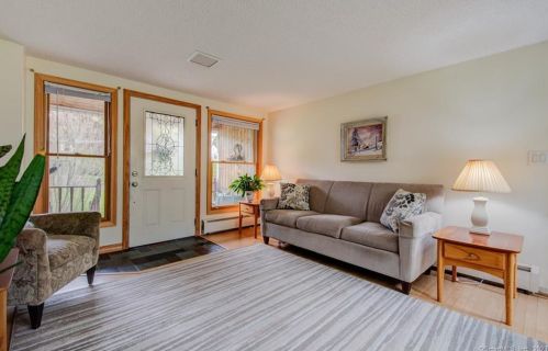 41 Eastview Dr, Windsor, CT 06095-1824