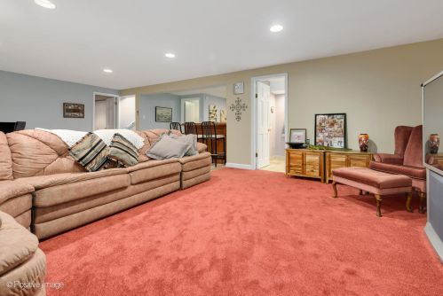 8170 Davis St, Niles IL 60714-1506 exterior