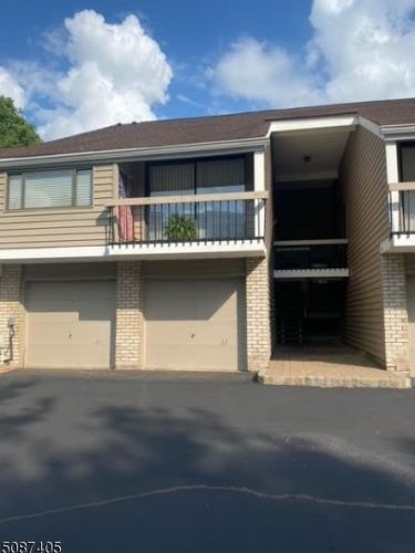 21 South Ct, Clinton, NJ 08809-1138