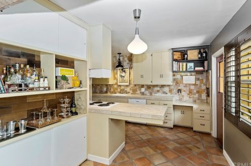 3391 Mono Dr, Riverside CA  92506-2151 exterior