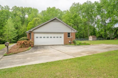 2189 Eastwood Dr, Lithonia GA  30078-2671 exterior