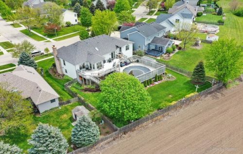 416 Prairieview Pkwy, Pingree Grove IL  60140-9626 exterior