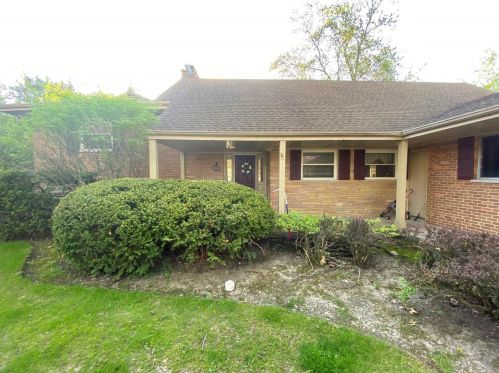 587 Woodland Ln, Northfield, IL 60093-1137