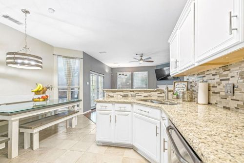 1905 Kerr Ct, Carrollton TX 75010-3208 exterior