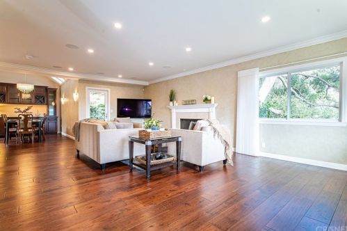 2010 Buckingham Pl, Glendale CA  91206-1401 exterior