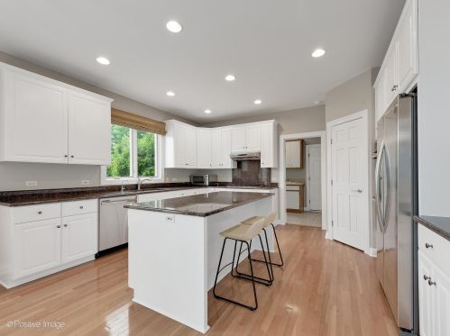 6887 Fieldstone Dr, Willowbrook IL  60527-5295 exterior