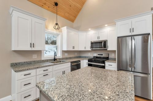 71 Vachon Dr, Wakefield, NH 03830-3205
