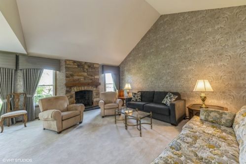 804 Willow Hills Ln, Wheeling, IL 60070-2581