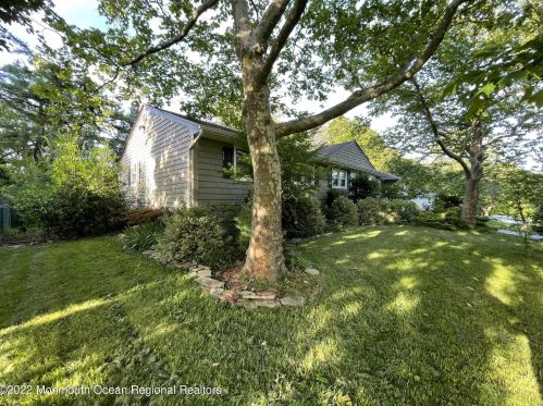 135 Irwin Pl, Middletown, NJ 07748-2308