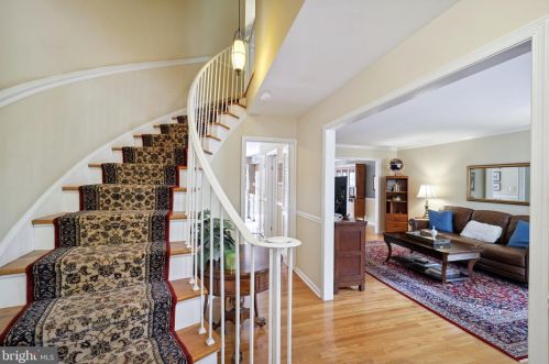5931 Queenston St, Springfield, VA 22152-1721