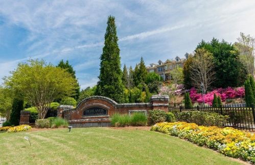 7405 Highland Bluff Dr, Atlanta, GA 30328-0032