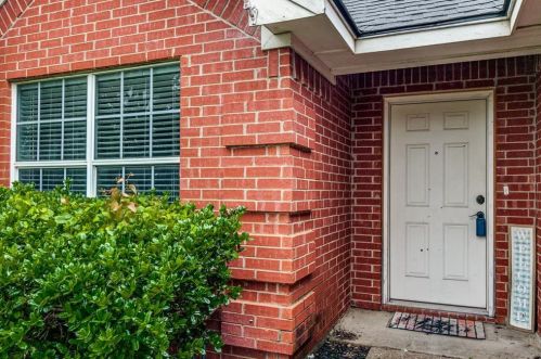 404 Meadow Ln, Aubrey, TX 76227-5527