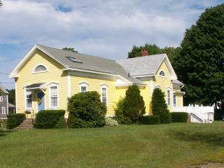 3 Avondale Rd, Westerly, RI 02891-5001