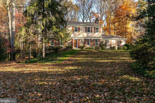 10206 Carol St, Great Falls, VA 22066-2913