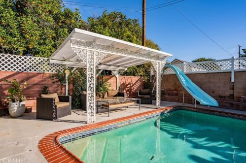8010 Crosnoe Ave, Van Nuys CA  91402-5529 exterior