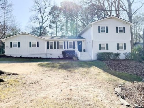 3162 Falconhurst Dr, Lilburn, GA 30047-1912