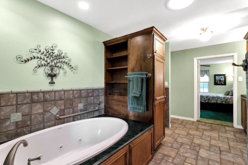 9544 Covemeadow Dr, Dallas, TX 75238-1818