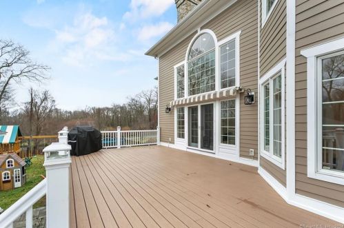 76 Mustang Dr, Upper Stepney CT  06468-1371 exterior