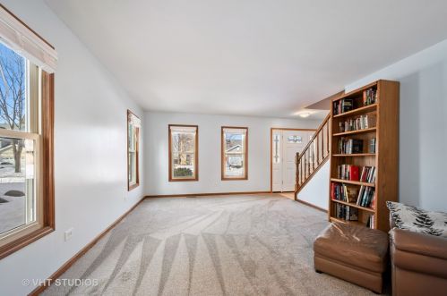 105 Erin Dr, Trout Valley, IL 60013-2190