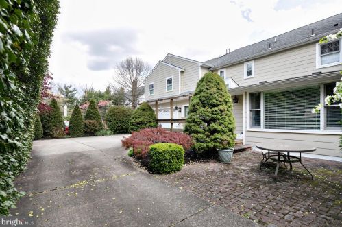 561 Crystal Lake Ave, Tavistock NJ 08033-2748 exterior