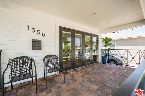 1350 Carlton Dr, Glendale CA  91205-1421 exterior