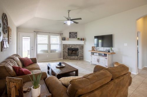 1712 Chivalry Ln, Fort Worth TX  76140-5780 exterior