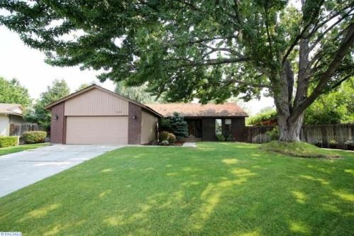 8605 Falls Ave, Kennewick, WA 99336-8109