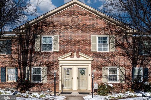 8404 Penshurst Dr, Springfield, VA 22152-1137