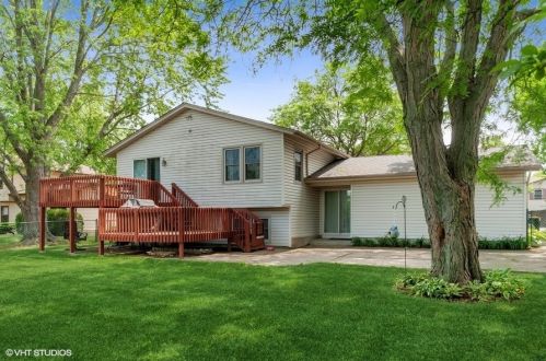489 Ridgewood Ln, Buffalo Grove, IL 60089-1855