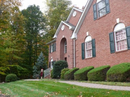 73 Briarwood Dr, Warren, NJ 07059-6780