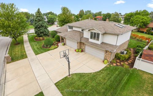 8330 Woodland Dr, Tinley Park, IL 60477-1255