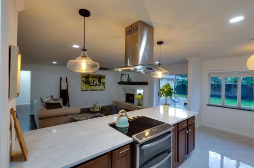 3829 Crown Shore Dr, Dallas TX  75244-7136 exterior