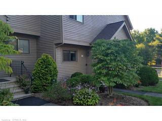 1 Canterbury Ct, Middletown CT  06457-4900 exterior