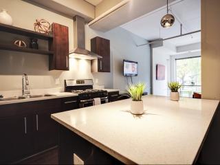 415 Oak Grove St, Minneapolis MN  55403-3389 exterior