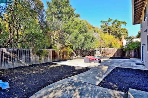 2945 Frayne Ln, Concord CA  94518-2215 exterior