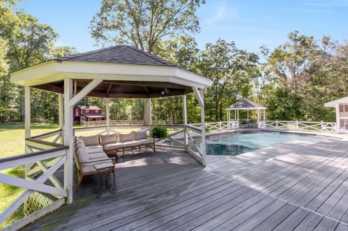 30 Carrington Dr, Greenwich CT  06831-3119 exterior