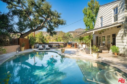 2660 Glenoaks Blvd, Glendale CA  91206-3107 exterior
