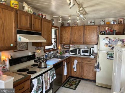 421 Arkansas Ave, Herndon, VA 20170-5479
