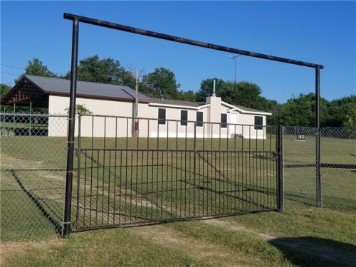 1413 Ridgeview St, Azle, TX 76020-3879