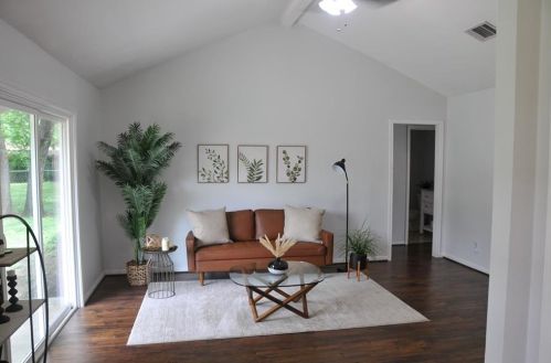 2610 Carlow Dr, Austin TX  78745-4300 exterior