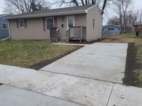 933 Lakeview Dr, Hillcrest, IL 61068-1940