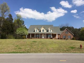 289 Walraven Rd, Calhoun, GA 30701-4934