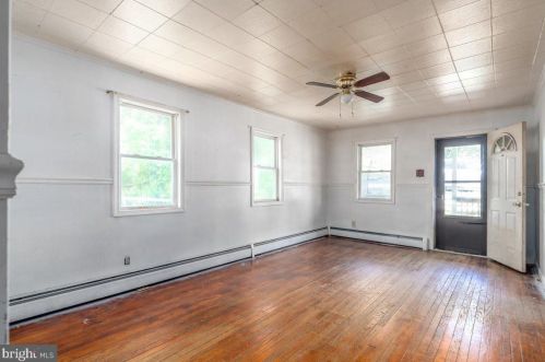 18509 Old Triangle Rd, Triangle, VA 22172-1909